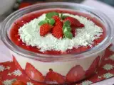 Opskrift Pavê de morango, den brasilianske dessert lavet af jordbær og kondenseret mælk, der bedst spises kold