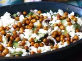 Opskrift Salat med agurk, ristede kikærter, avocado og feta