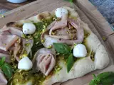Opskrift Pinsa med pesto og mortadella, klar på 10 minutter!