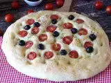 Opskrift Høj og luftig focaccia med cherrytomater, oliven og oregano
