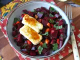 Opskrift Rødbede-salat med grillet halloumi