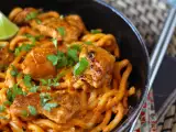 Opskrift Udon-nudler med kylling og en cremet thailandsk karrysauce