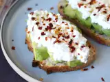 Opskrift Toast med avokado og hytteost med krydret honning