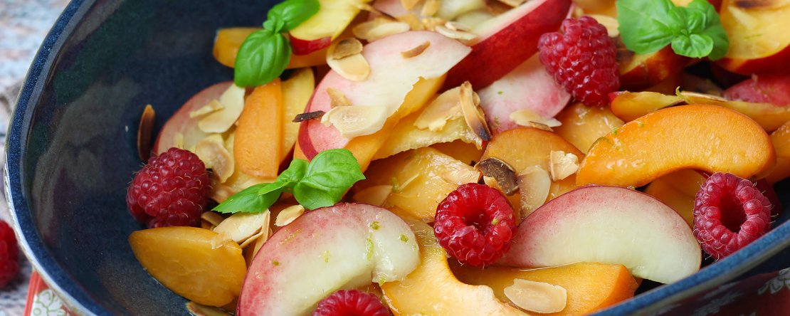 Frugtsalat: fersken, abrikos, hindbær og meget mere!