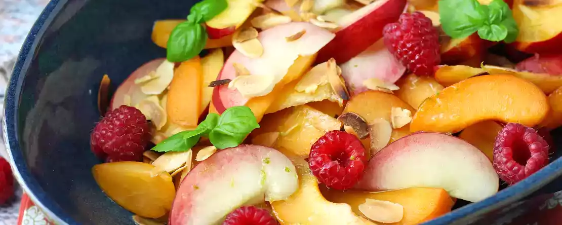 Frugtsalat: fersken, abrikos, hindbær og meget mere!