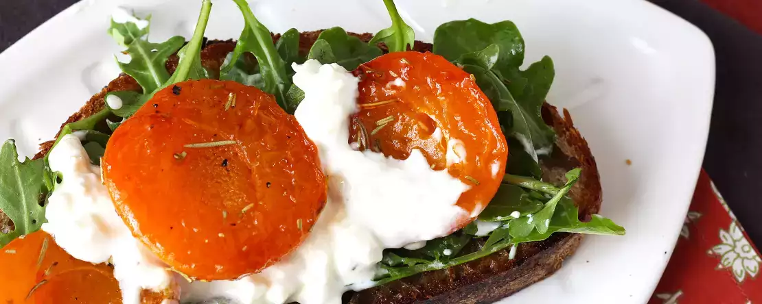 Ristede abrikoser, rucola og burrata på toast