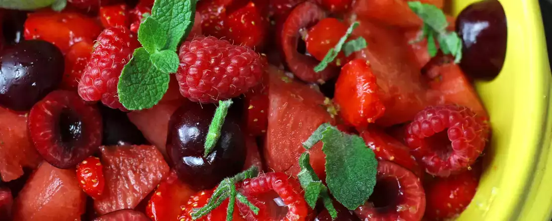 Rød frugtsalat: jordbær, hindbær, kirsebær og vandmelon, perfekt til sommeren!