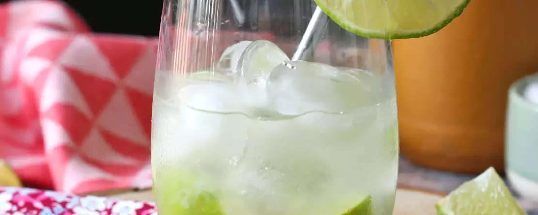 Lemon caipirinha: den brasilianske drink, der er nem at lave uden en cocktailshaker
