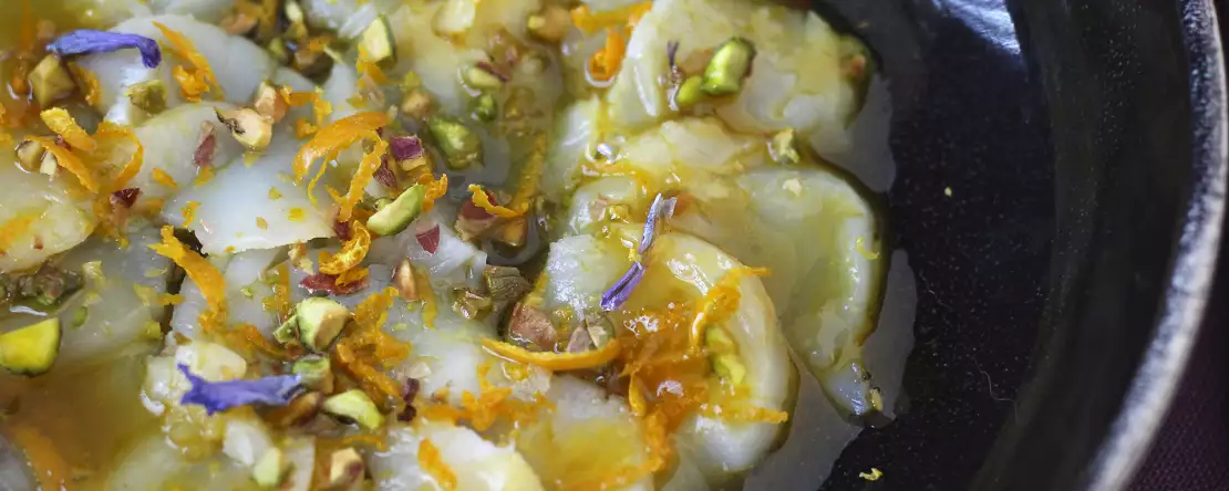 Carpaccio af kammuslinger med citrusvinaigrette og pistacienødder, en elegant og nem forret