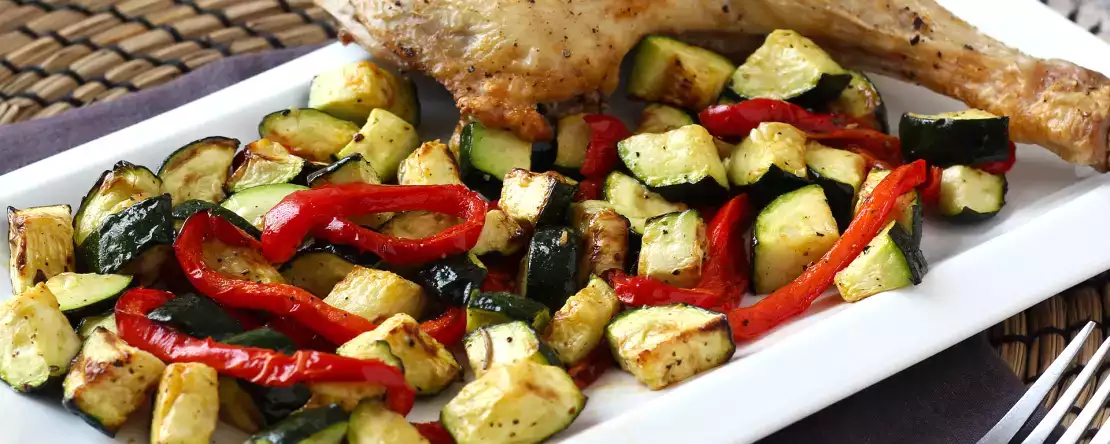 Kylling med peberfrugt og courgetter i frituregryde: klar på 20 minutter!
