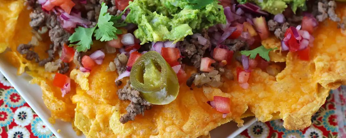 Toppede nachos, der er perfekte til en aperitifmiddag!