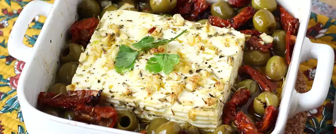 Bagt feta med tørrede tomater og oliven, middelhavsstil