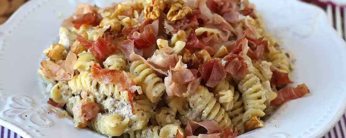Cremet pasta med radicchio, sprød bacon og valnødder: hurtig og uimodståelig opskrift