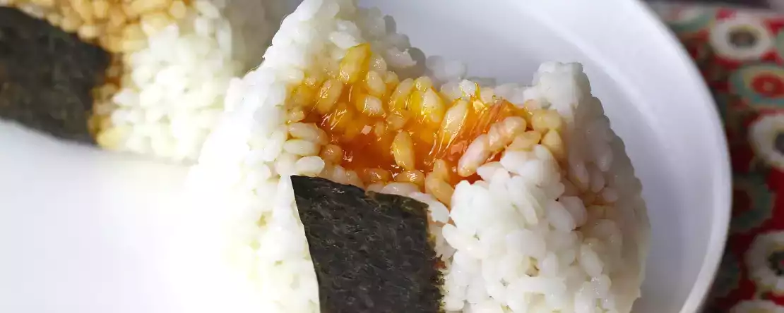 Onigiri med æggeblommer konserveret i sojasauce
