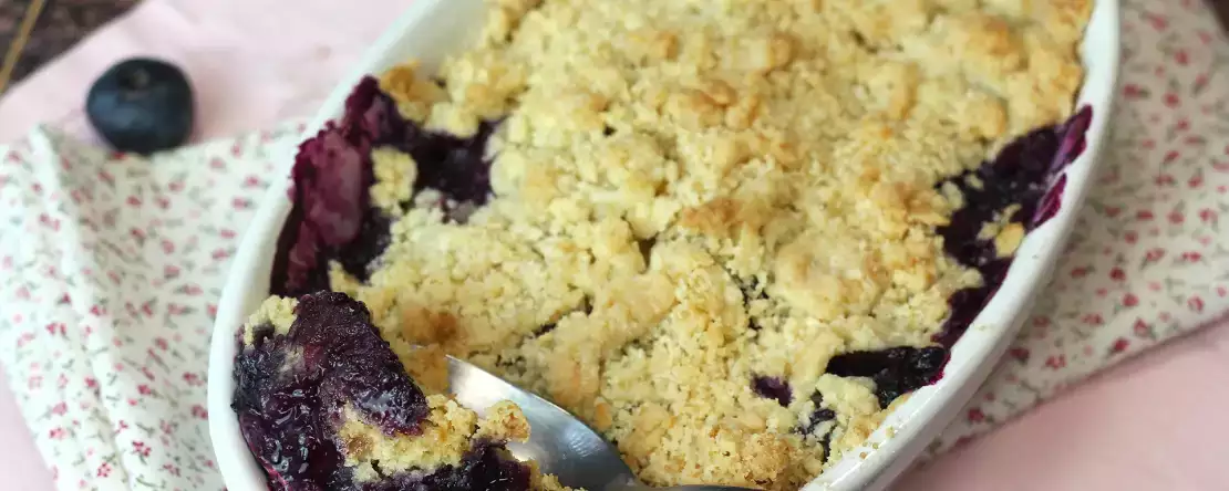 Blåbær-mandel-crumble: gylden på toppen, saftig indeni