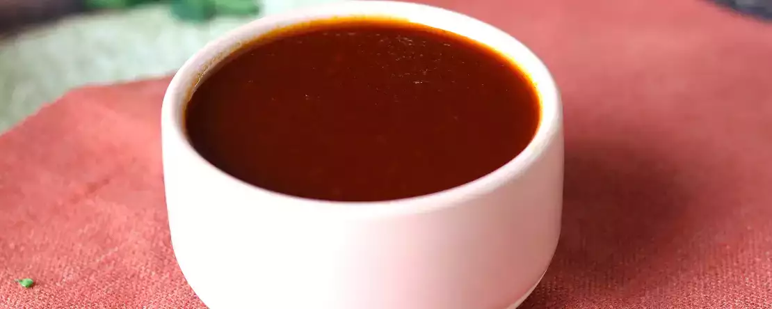 Hjemmelavet sursød barbecue-sauce: nem opskrift, klar på ingen tid