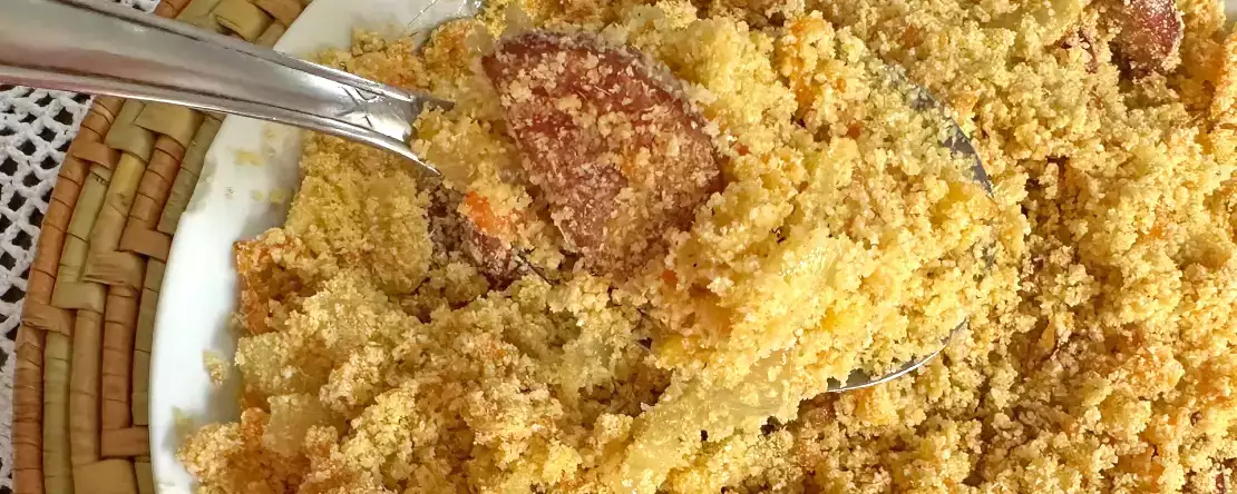 Golden pepperoni farofa med æg og gulerod