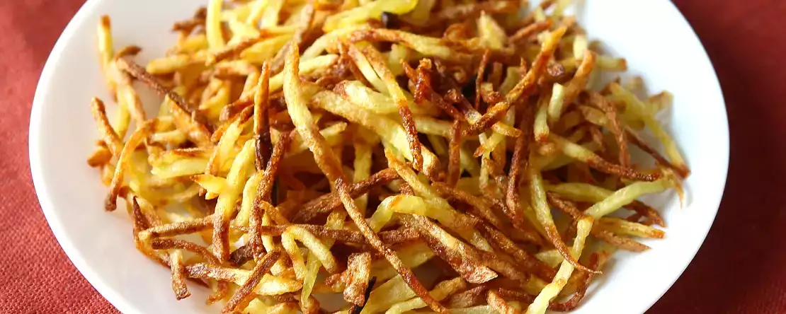 Air fryer-kartoffelchips så sprøde, at du ikke vil tro, de er hjemmelavede