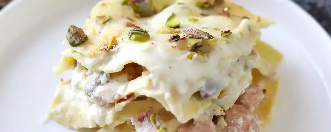 Lakselasagne med burrata og cremede, sprøde pistacienødder