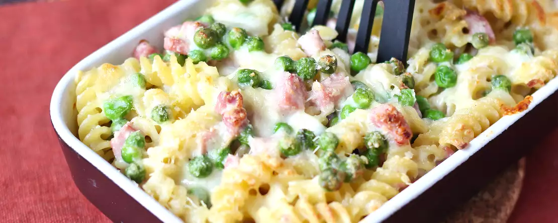 Cremet bagt pasta med gratinerede ærter og skinke