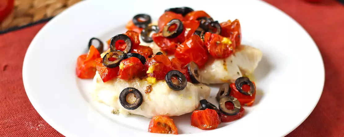 Luftstegt torsk med cherrytomater, oliven og citron: let og hurtig opskrift