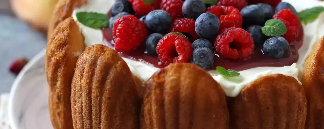 Charlotte med røde frugter og madeleines