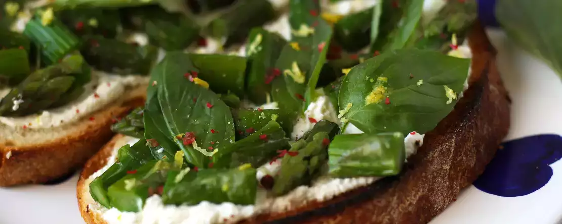 Tartiner med asparges, citron og basilikum-ricotta