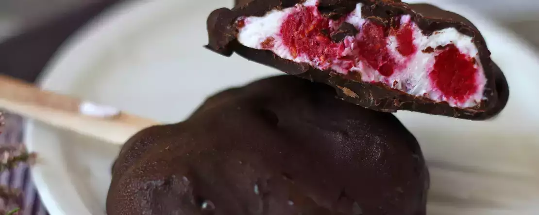 Skyr, hindbær og chokoladeis. den sunde snack til solrige dage!