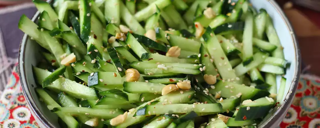 Krydret agurkesalat med peanuts