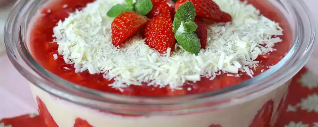 Pavê de morango, den brasilianske dessert lavet af jordbær og kondenseret mælk, der bedst spises kold