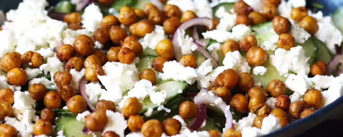Salat med agurk, ristede kikærter, avocado og feta