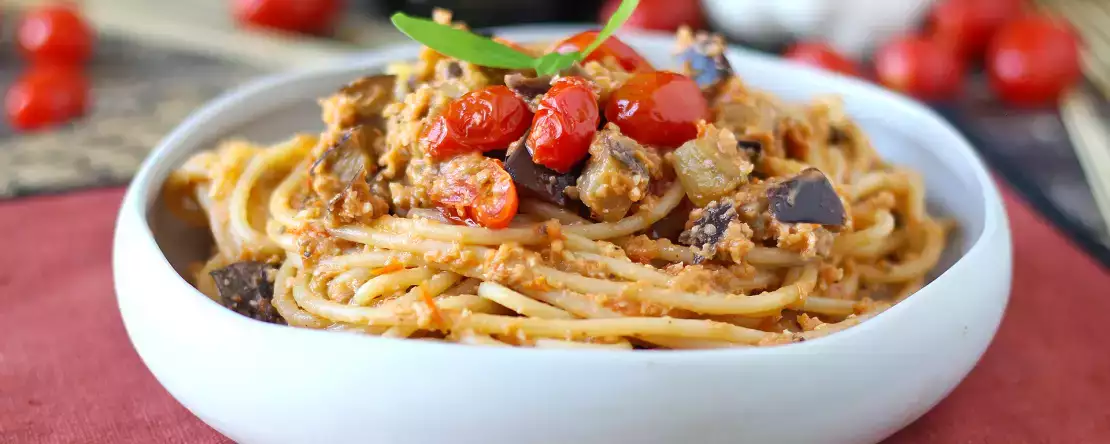 Pasta med auberginecreme og cherrytomater: enkel og velsmagende opskrift