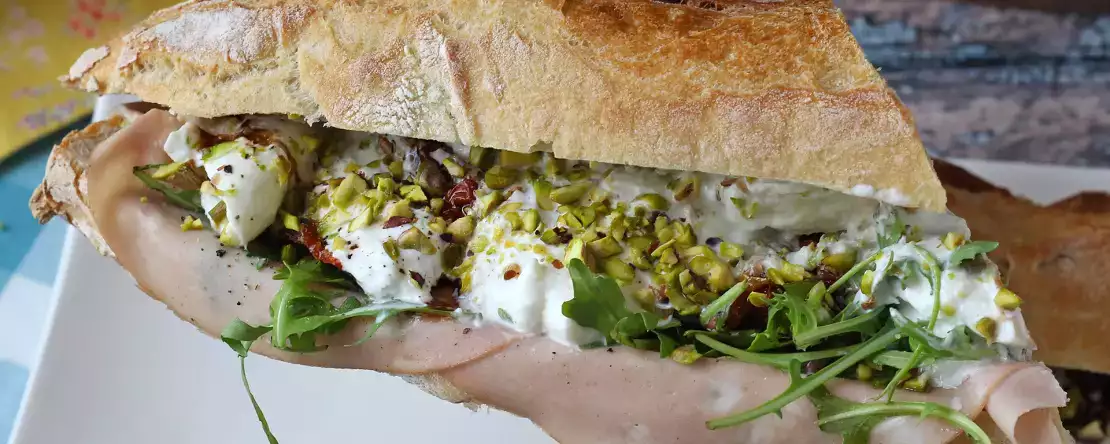 Italiensk gourmetsandwich med mortadella og burrataost