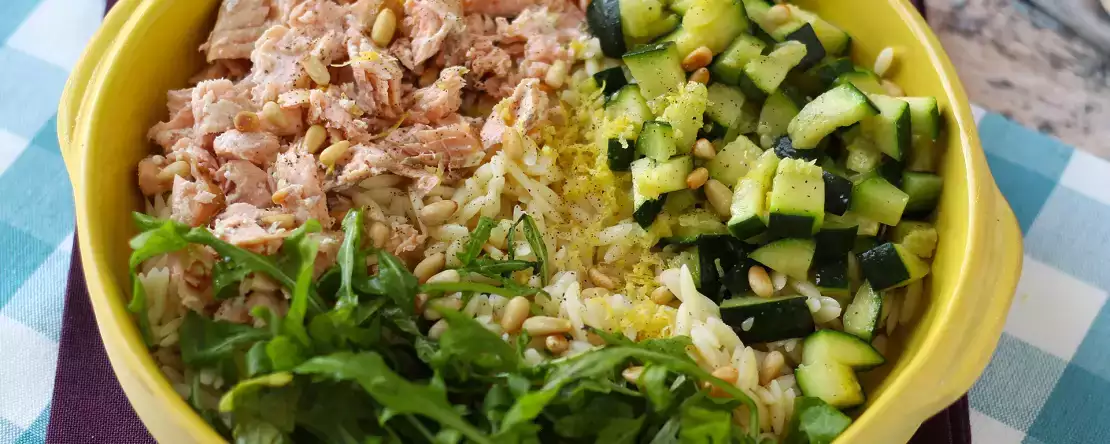 Orzo-pastasalat med laks og courgette