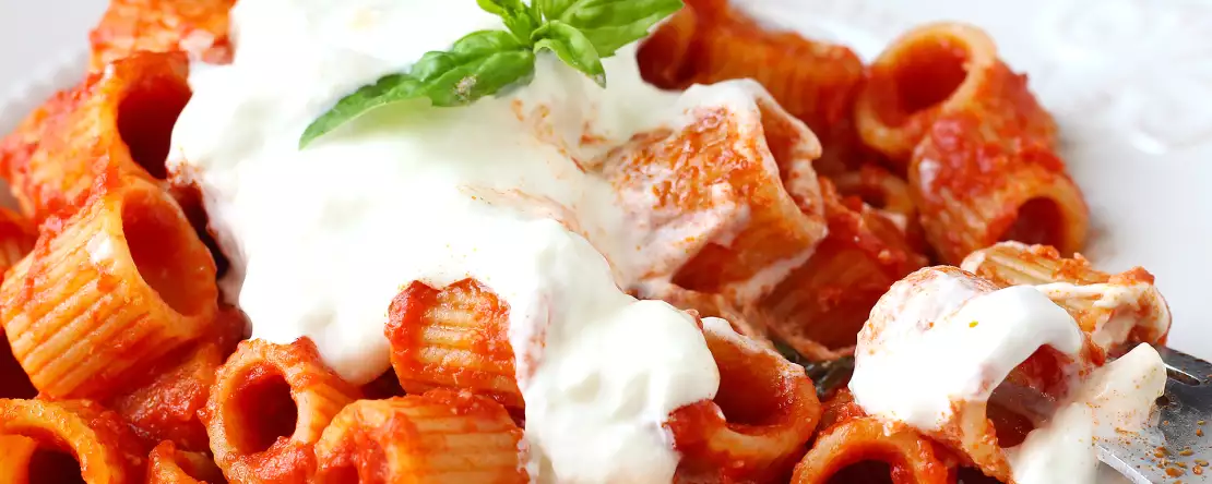 Pasta med stracciatella og cremet tomat: første ret klar på 10 minutter