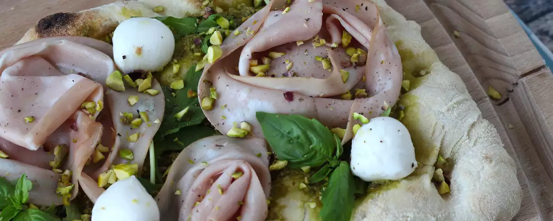 Pinsa med pesto og mortadella, klar på 10 minutter!