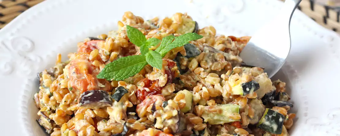 Cremet spelt-salat med courgetter, auberginer og cherrytomater
