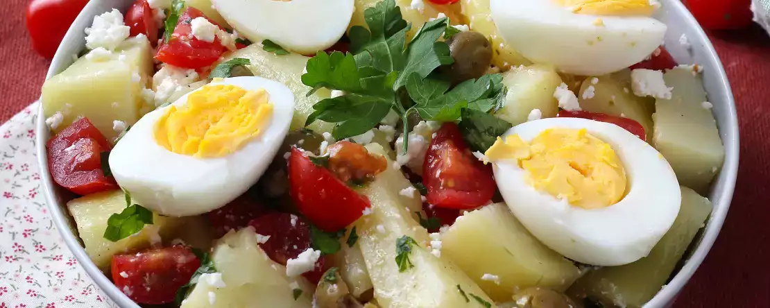 Kartoffelsalat med fetaost, æg og cherrytomater