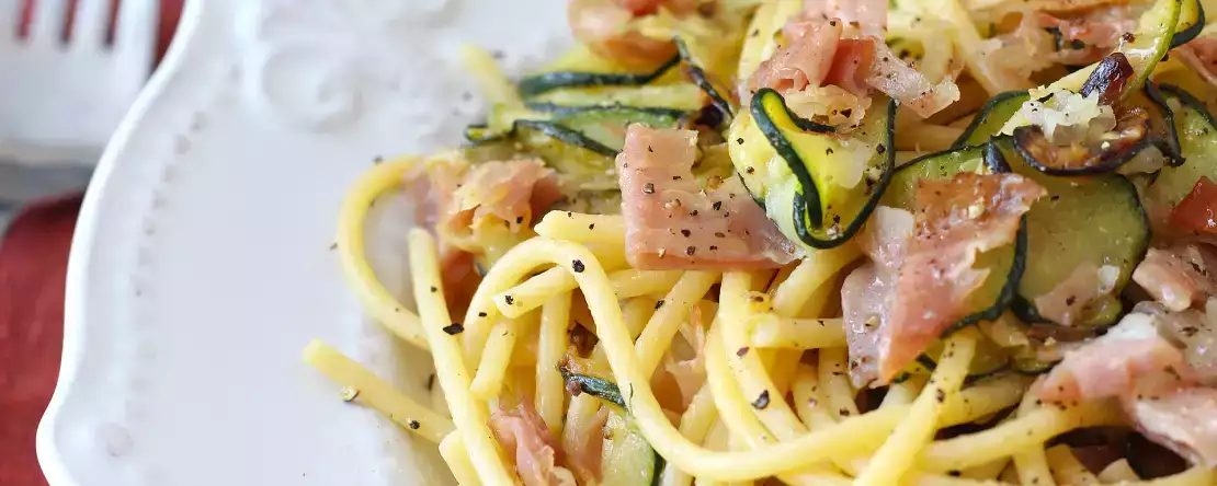 Pasta med courgetter og sprød speck: en nem opskrift, der redder både frokost og aftensmad
