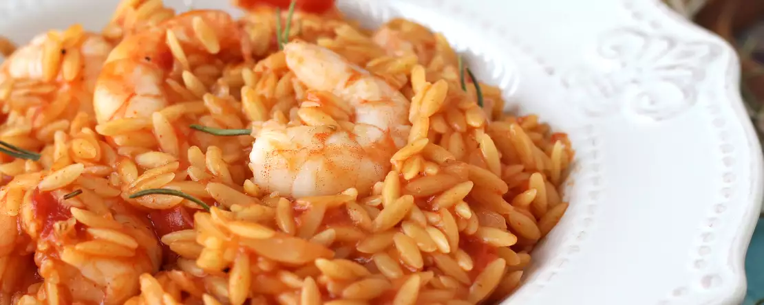 Orzo-pasta med tomater og rejer tilberedt som en risotto