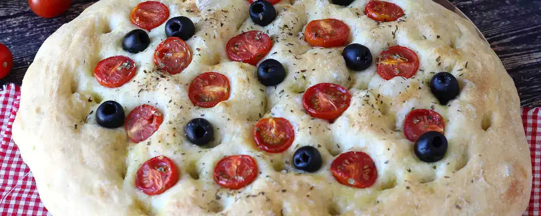 Høj og luftig focaccia med cherrytomater, oliven og oregano