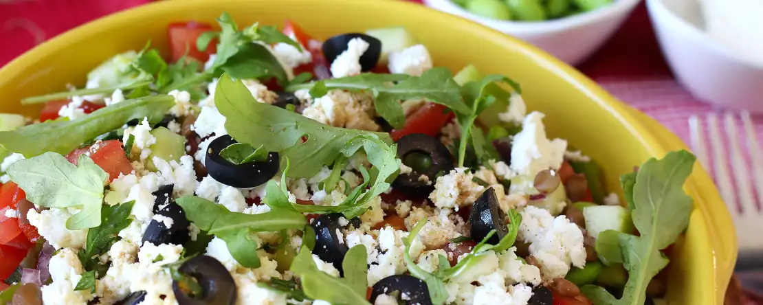 Salat med linser, feta og edamame med sprøde grøntsager