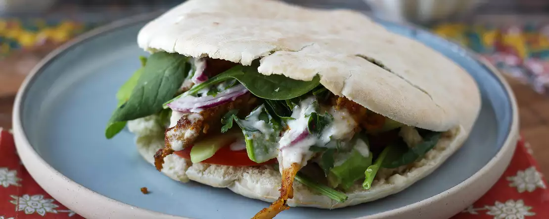 Kyllingeshawarma i luftfritøren, pitabrød og tahinisauce