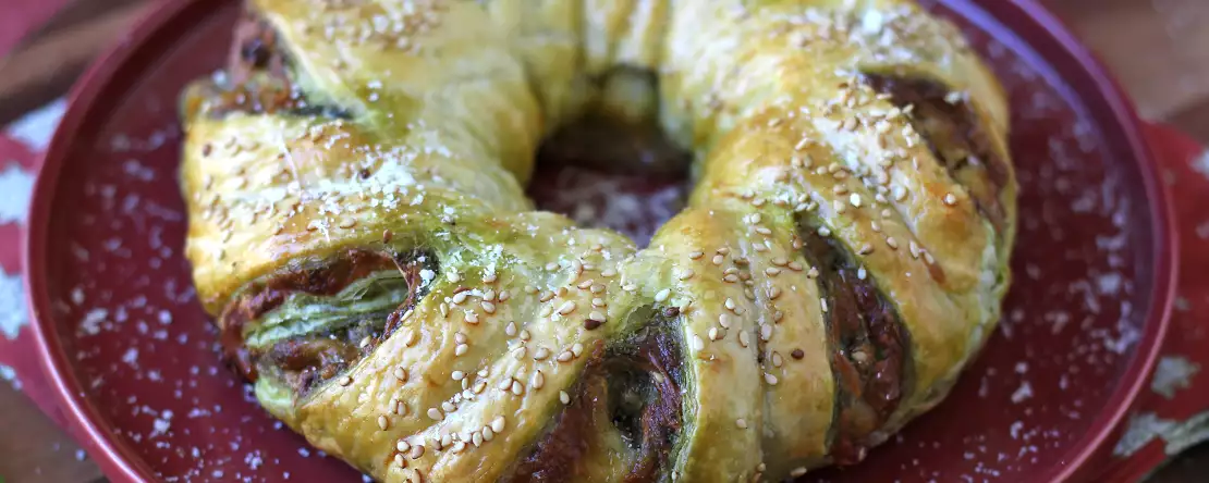 Bladerdejsring med pesto, mozzarella og tørrede tomater