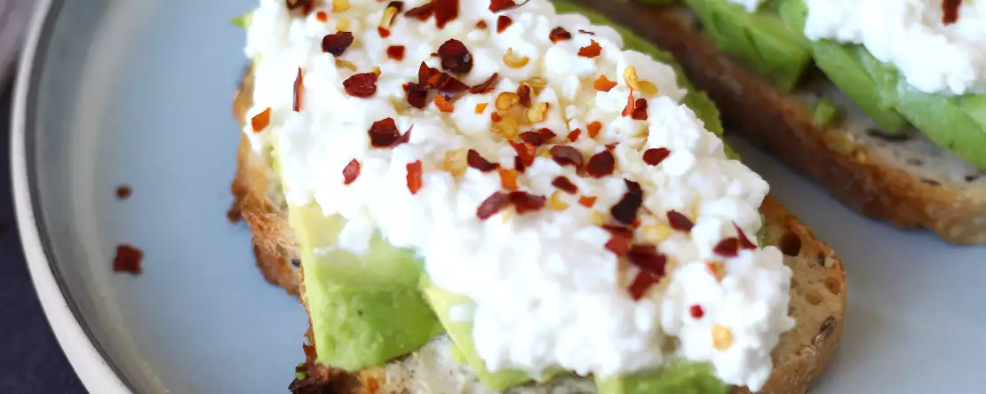 Toast med avokado og hytteost med krydret honning