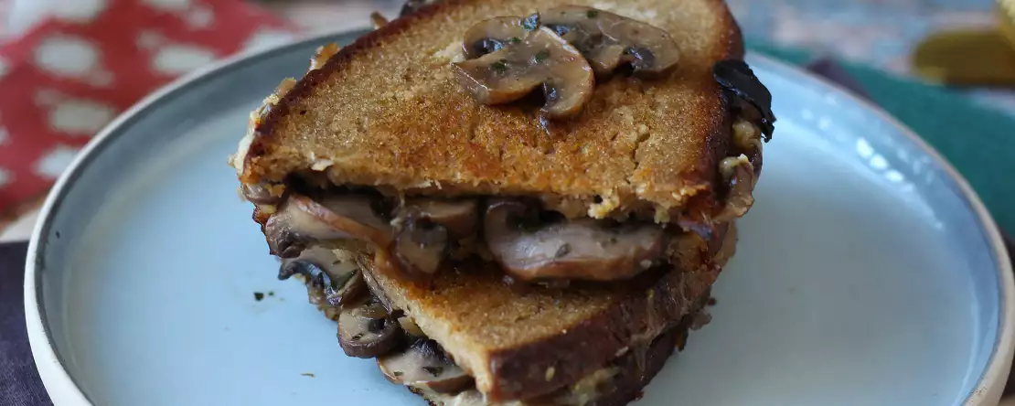 Grillet ostesandwich med champignon og revet ost
