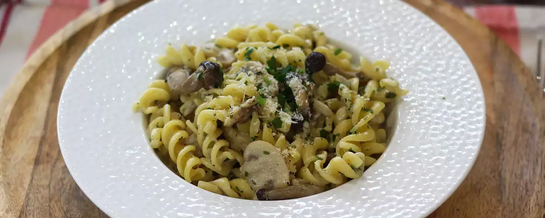Pasta med shimeji-svampe og brune svampe, cremet sauce