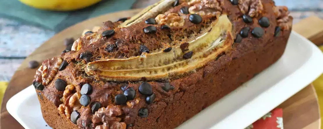 Vegansk bananbrød med miso, valnødder og mørk chokolade