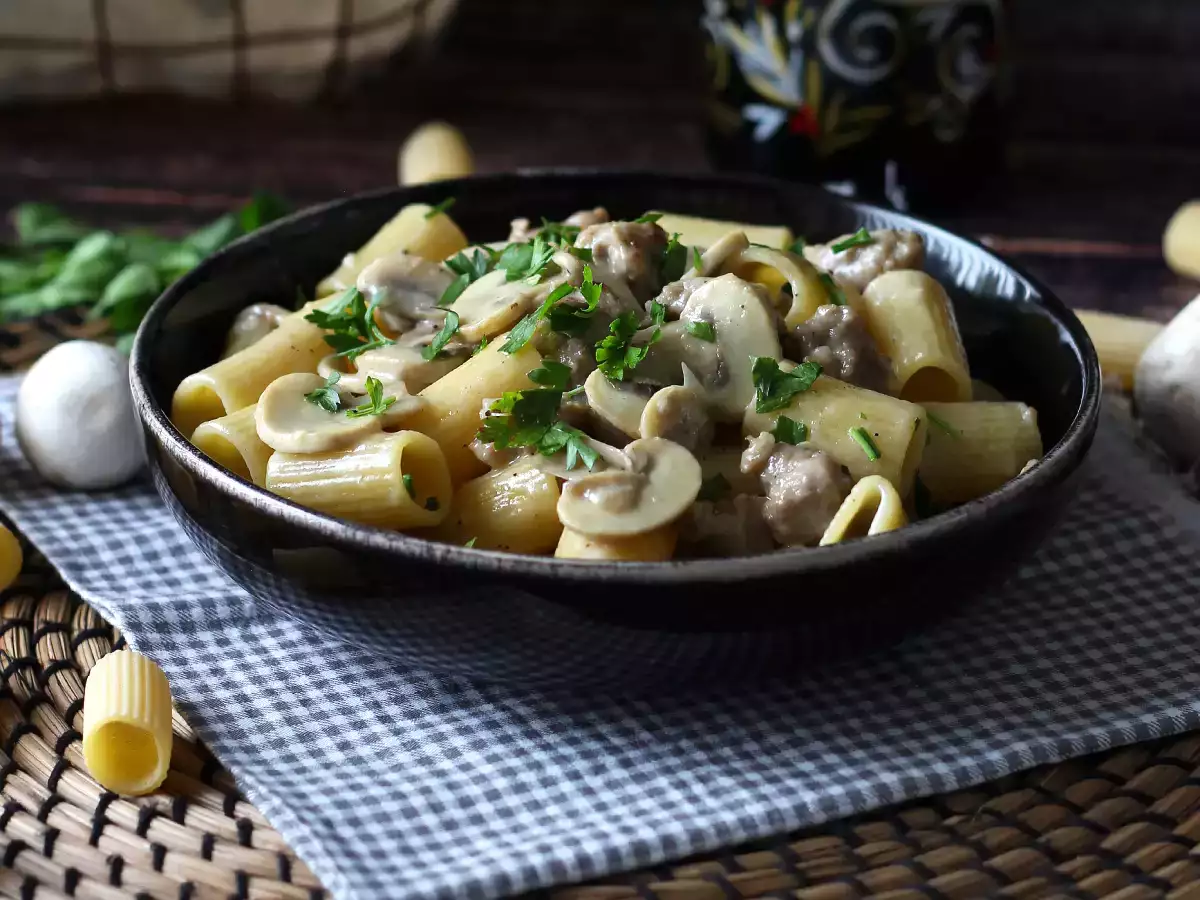 Opskrift Cremet pasta med svampe og pølse