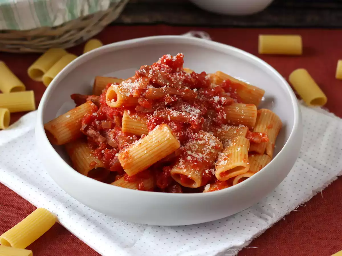 Opskrift Pasta all'amatriciana, den traditionelle opskrift forklaret trin for trin